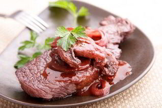 Горячий грибной соус с красным вином и тимьяном к мясу