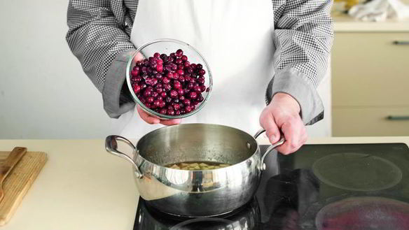 ШАГ 3. клюквенный соус к блинам