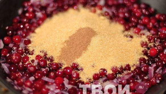 ШАГ 2. клюквенный соус с красным луком