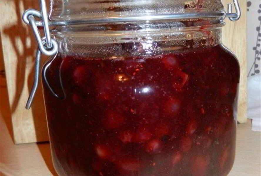 Пряный клюквенный соус со сливами и чили