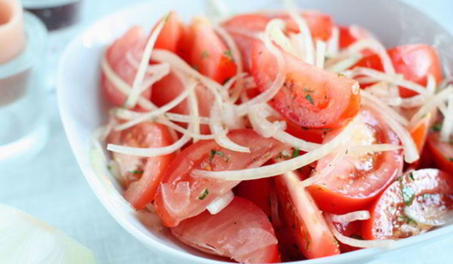 Рецепт салат с помидорами и заправкой из лука
