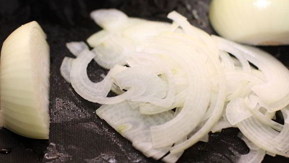 ШАГ 2. салат с помидорами и заправкой из лука