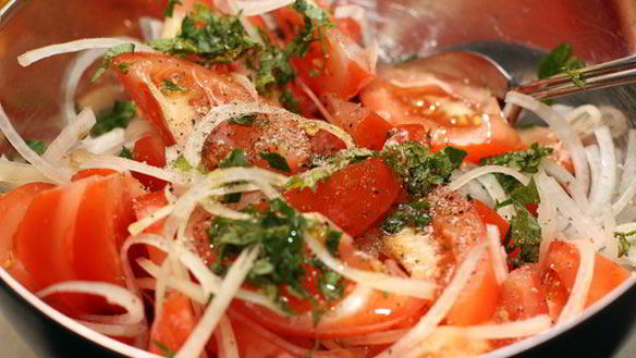 ШАГ 3. салат с помидорами и заправкой из лука