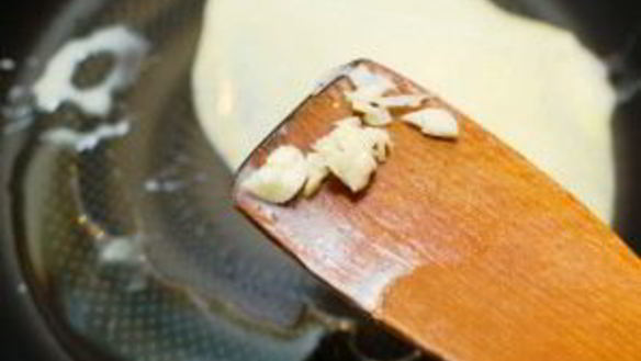 ШАГ 2. сливочно-чесночный соус с грибами