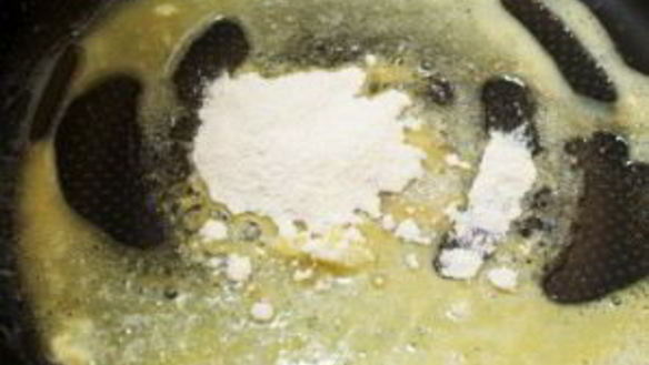 ШАГ 3. сливочно-чесночный соус с грибами