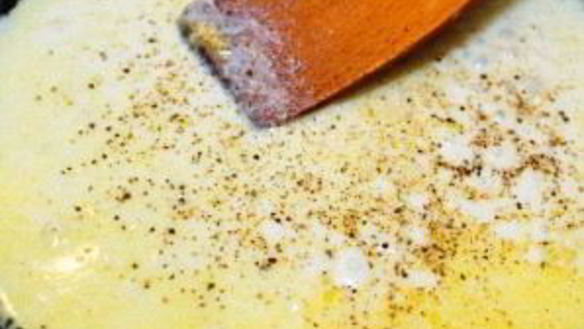 ШАГ 4. сливочно-чесночный соус с грибами