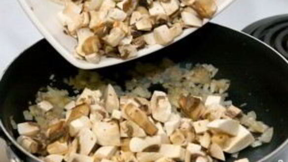 ШАГ 3. сливочно-грибной соус для мяса