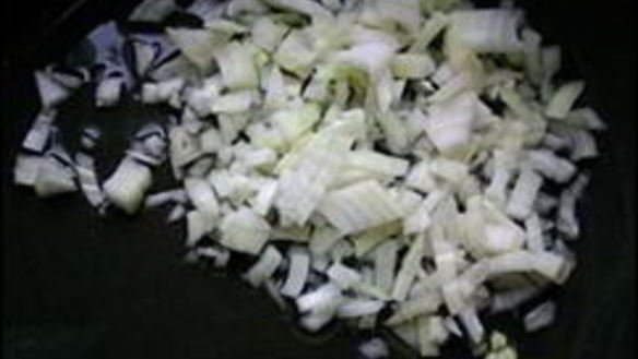 ШАГ 2. сметанно-томатный соус с луком