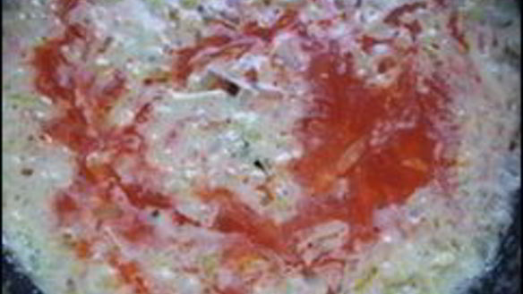 ШАГ 6. сметанно-томатный соус с луком