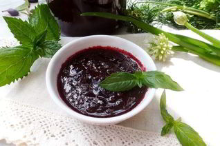 Соус из жимолости к мясу