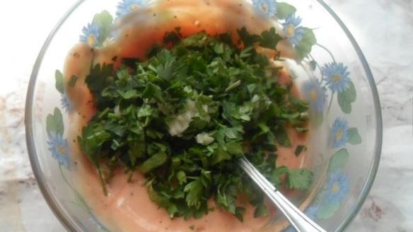 ШАГ 7. соус кетчунез с петрушкой