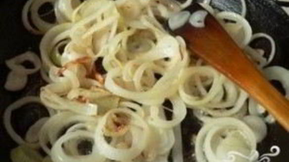 ШАГ 2. соус луковый