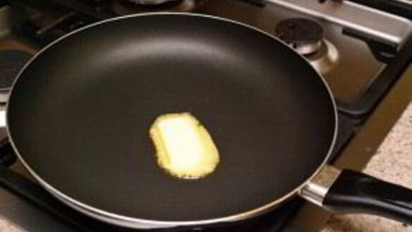 ШАГ 2. соус сливочный с чесноком