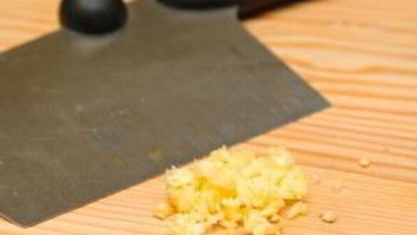 ШАГ 3. соус сливочный с чесноком