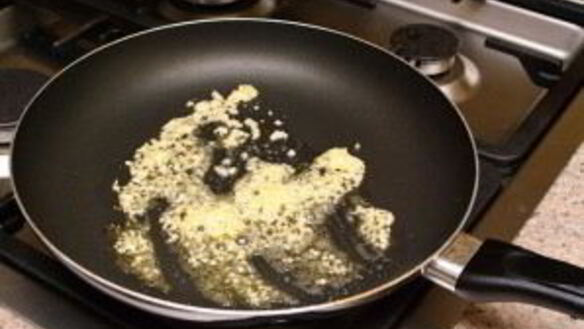 ШАГ 4. соус сливочный с чесноком