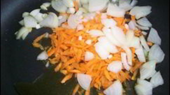 ШАГ 3. томатный соус с белым вином