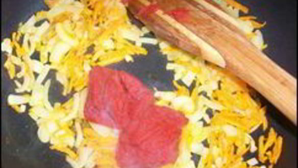 ШАГ 4. томатный соус с белым вином