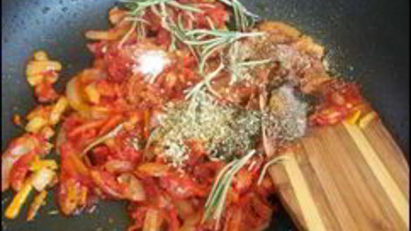 ШАГ 6. томатный соус с белым вином