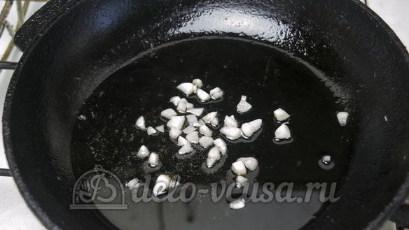 ШАГ 2. томатный соус с чесноком