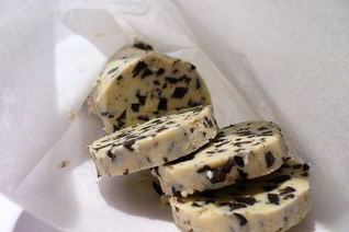 Закусочный рулет-соус из сливочного масла с черными маслинами