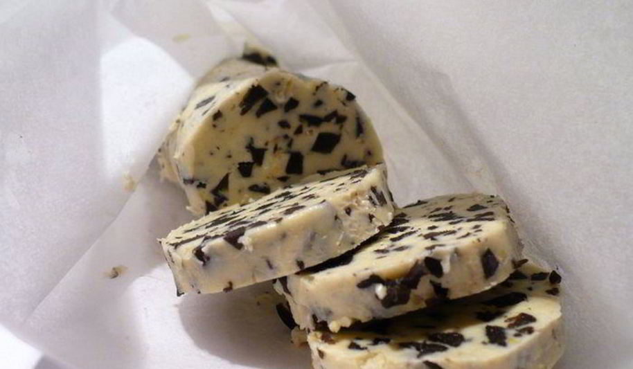 Рецепт закусочный рулет-соус из сливочного масла с черными маслинами