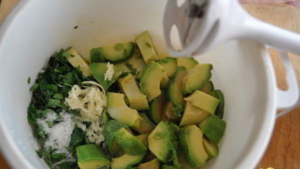 ШАГ 2. зеленый соус из авокадо