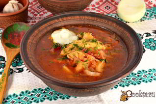 Борщ с курицей и бочковыми помидорами