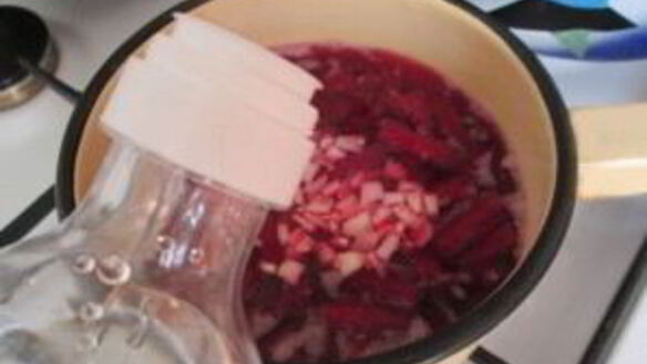 ШАГ 3. борщ с тушенкой