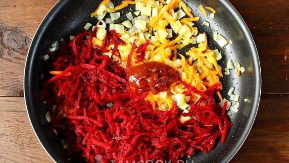 ШАГ 8. борщ со свеклой, крапивой и яйцом