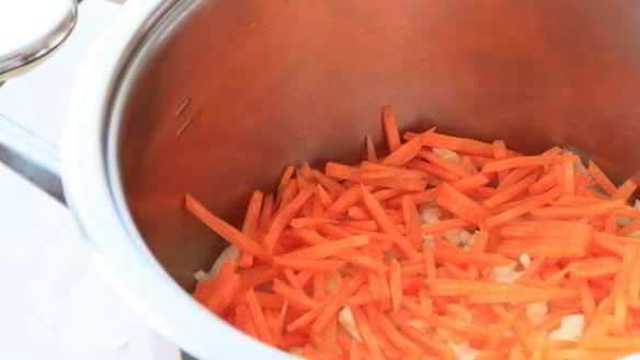 ШАГ 2. борщ в кастрюле zepter