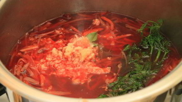 ШАГ 9. борщ в кастрюле zepter