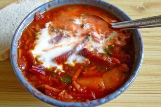 Классический борщ со свеклой и свиными ребрышками