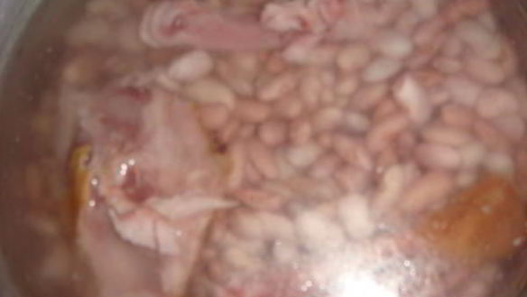 ШАГ 3. фейохаджа — фасолевый суп с копченостями