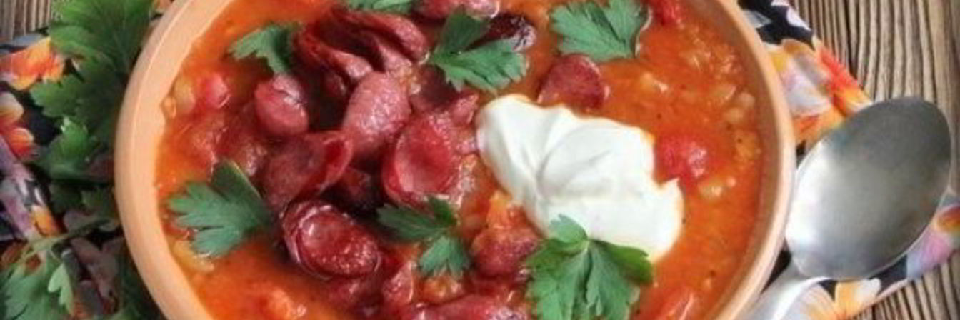 Густой томатный суп с копчеными колбасками