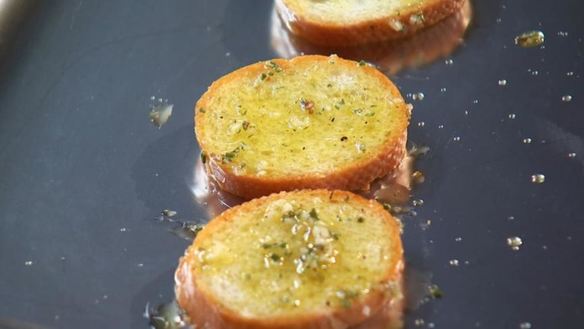 ШАГ 4. хлебный крем-суп с грудинкой и перловой крупой