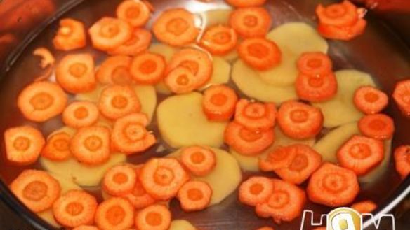 ШАГ 6. крем суп из крапивы с брынзой и одуванчиками