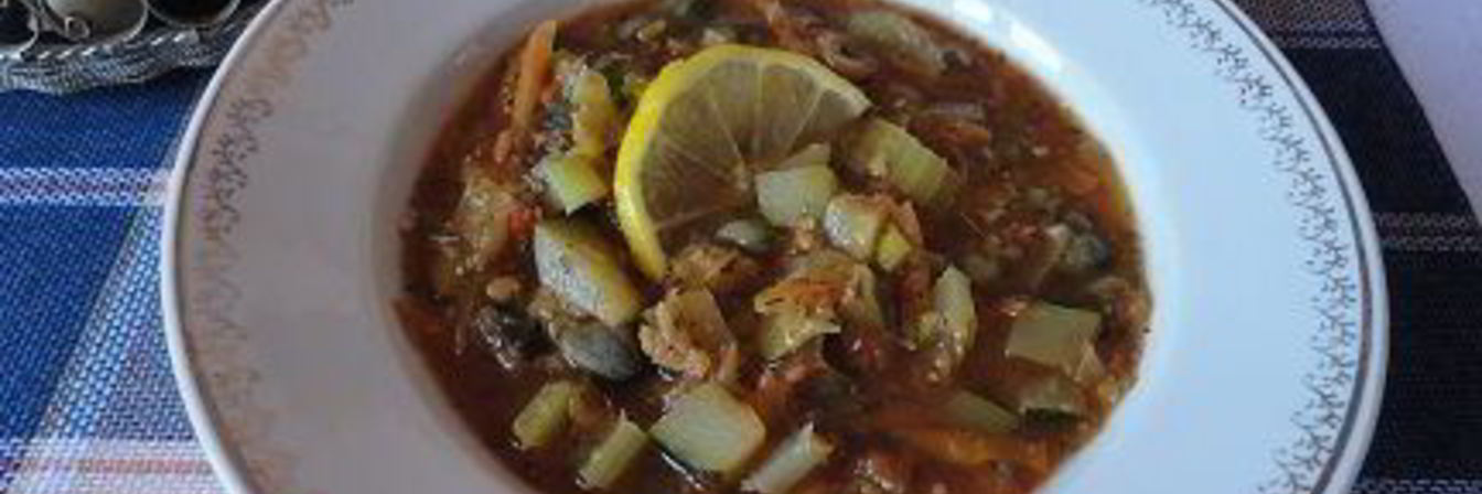 Освежающий чечевичный суп с кабачками