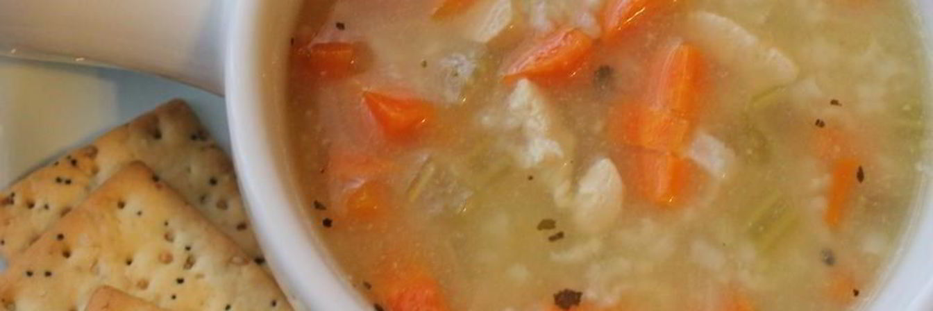 Простой куриный суп с рисом и овощами