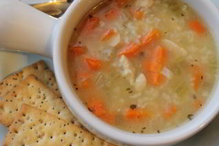 Простой куриный суп с рисом и овощами