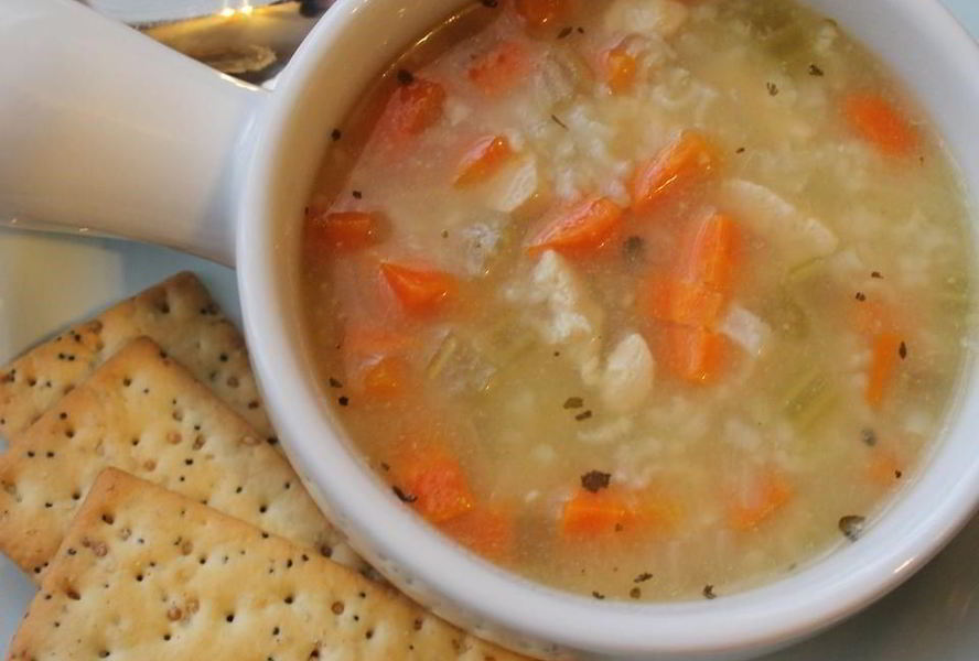 Простой куриный суп с рисом и овощами