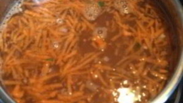 ШАГ 6. щавелевый суп с тушенкой