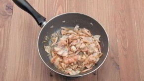 ШАГ 2. суп из панцирей креветок