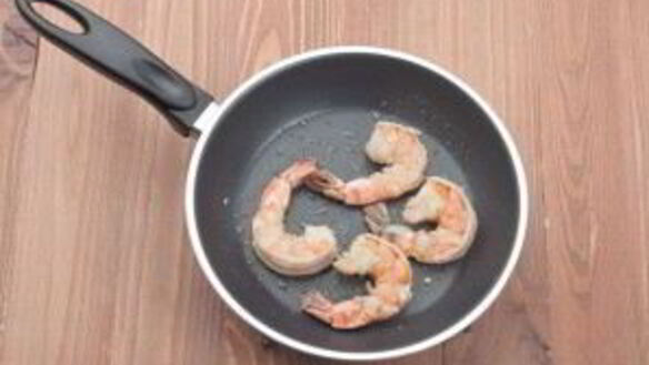 ШАГ 7. суп из панцирей креветок