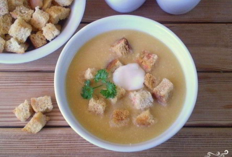 Гороховый суп-пюре с гренками