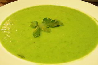Легкий суп-пюре с зеленым горошком и эстрагоном