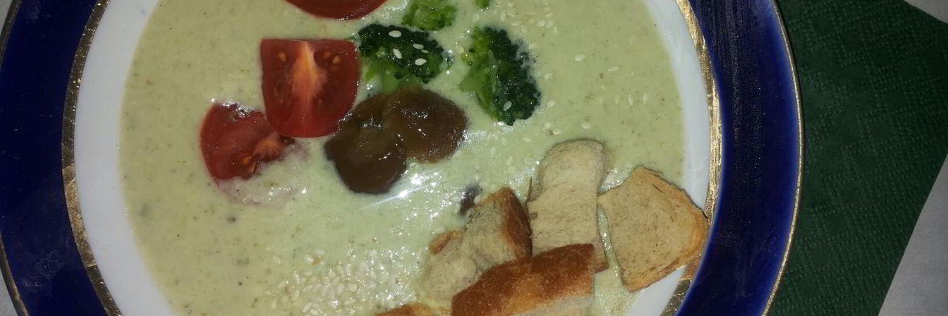 Суп-пюре из брокколи с белой фасолью и чеддером