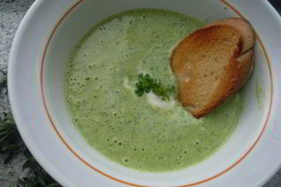 Суп-пюре из брокколи с сырным сливочным соусом