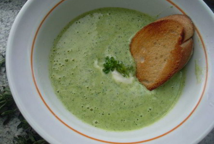 Суп-пюре из брокколи с сырным сливочным соусом