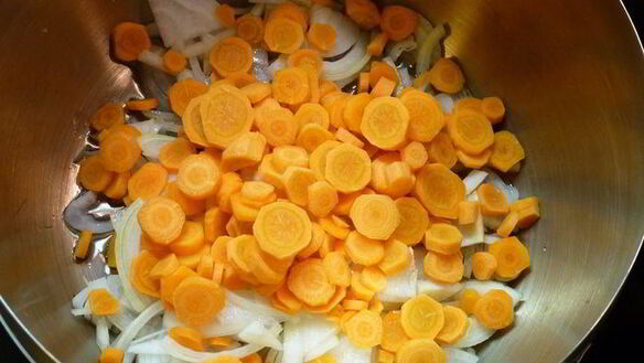 ШАГ 2. суп-пюре из чечевицы с курицей и маковыми палочками