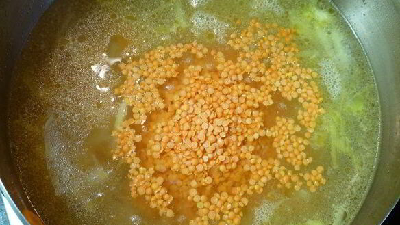 ШАГ 3. суп-пюре из чечевицы с курицей и маковыми палочками